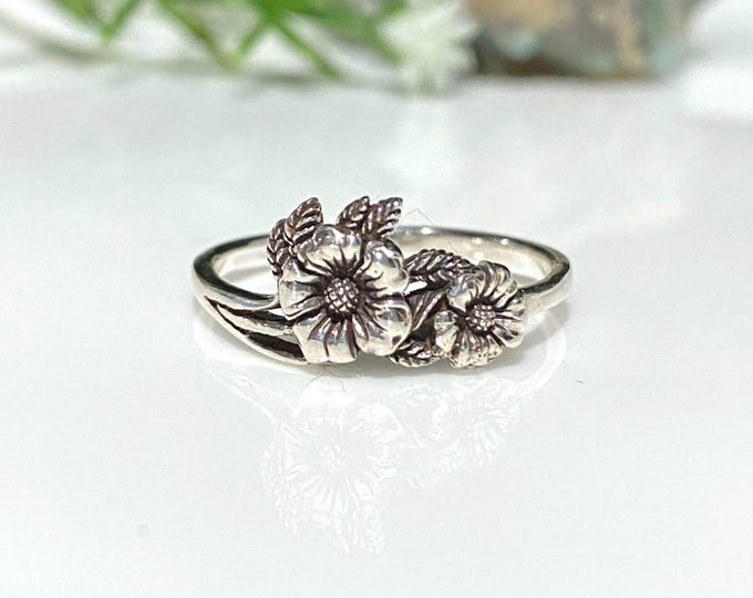 Sterling Silver Flowers Ring Size 9.
