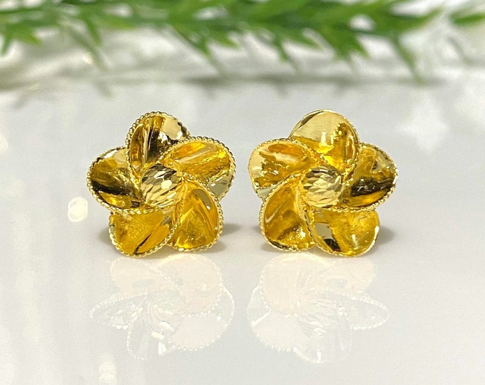 Vintage 610 15K Solid Yellow Gold Diamond cut Flower Earrings.