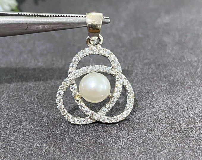 Vintage Sterling Silver Pearl & White Topaz Celtic Pendant.