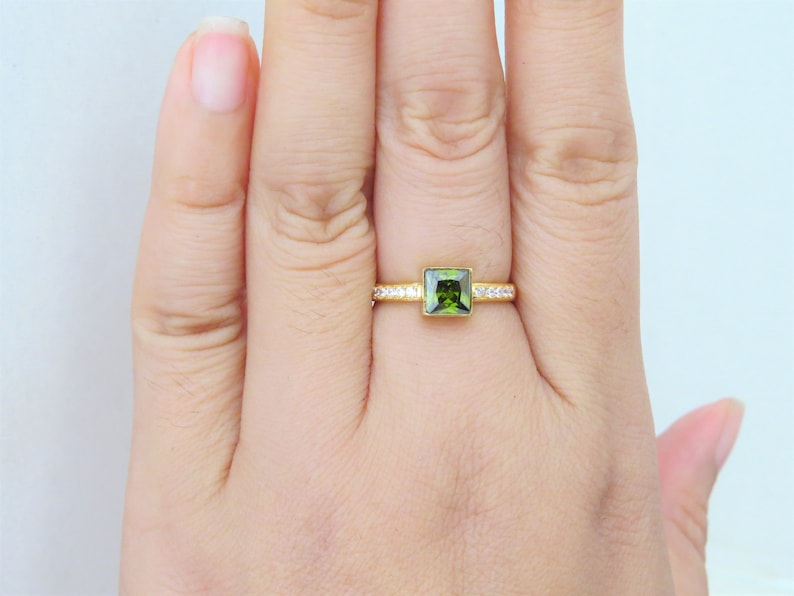 Vintage 18K Solid Yellow Gold Peridot /& White Topaz Ring Size 5.5