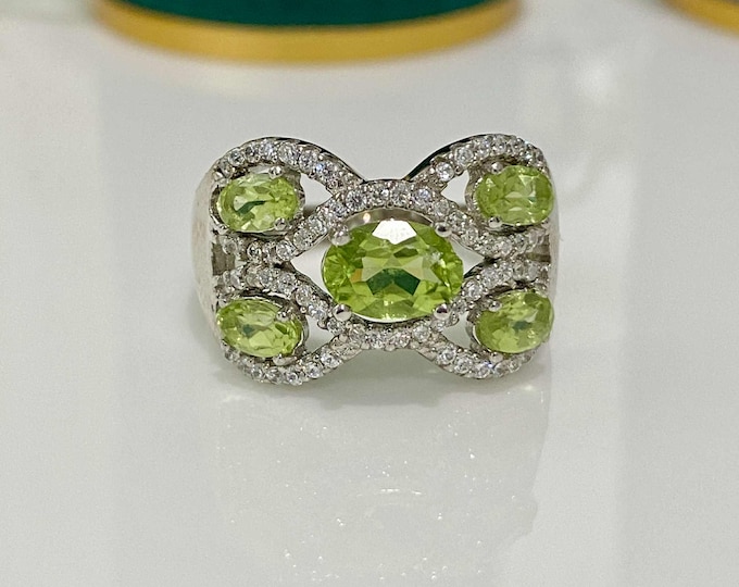 Vintage Sterling Silver Natural Peridot & White Topaz Ring Size 7