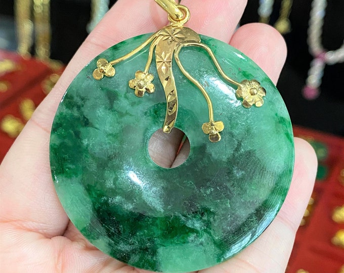 Vintage 18K Solid Yellow Gold Green, Black Jadeite Jade Flowers Donut Circle Pendant.