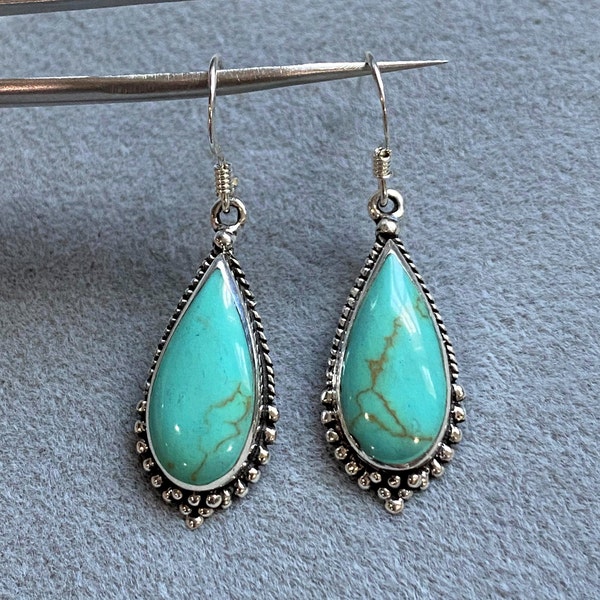 Boucles d'oreilles pendantes turquoise en argent sterling.