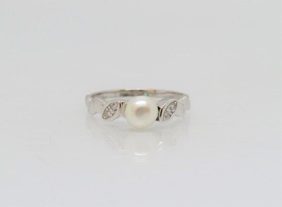 Pearl and white topaz ring deals