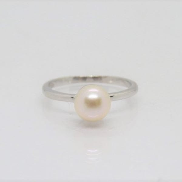 Vintage Sterling Silver White Pearl Solitaire Ring.