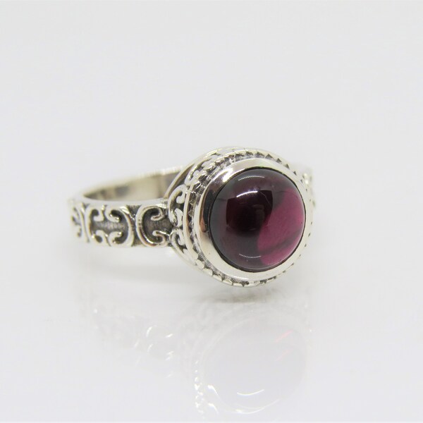 Vintage Sterling Silver Natural Garnet Cabochon Carved Band Ring Size 7