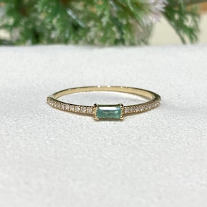 Vintage 14K Solid Yellow Gold Natural Emerald & Diamond Thin Band Ring Size 6.5