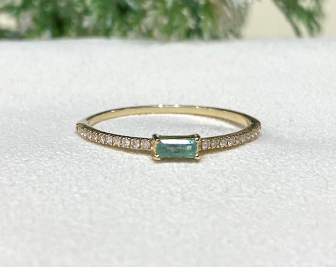 Vintage 14K Solid Yellow Gold Natural Emerald & Diamond Thin Band Ring Size 6.5