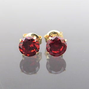 Vintage 18K Solid Yellow Gold 1.70ct Round cut Fire Garnet Stud Earrings