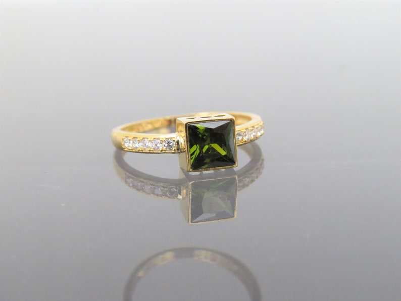 Vintage 18K Solid Yellow Gold Peridot /& White Topaz Ring Size 5.5