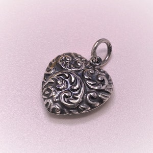 Vintage Sterling Silber geschnitzten Herz-Anhänger.