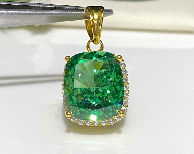 Vintage 15K 610 Solid Gold Emerald & White Topaz Rectangular Pendant.