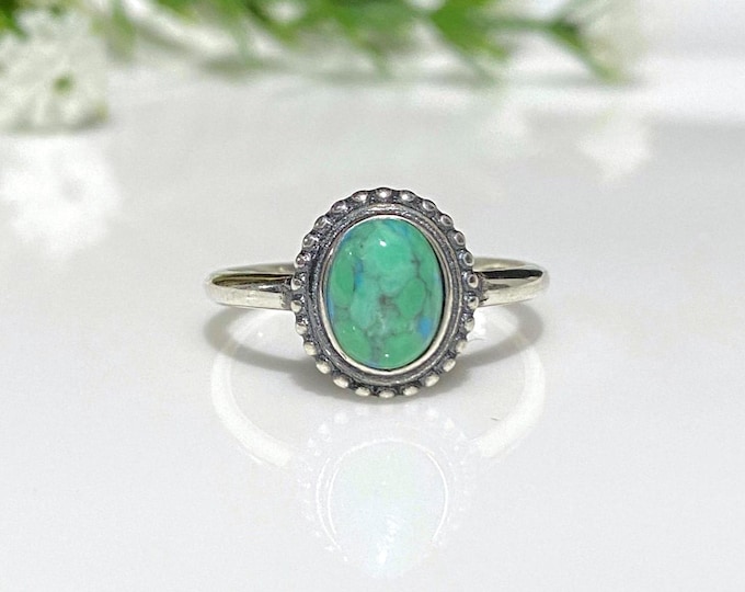 Vintage Sterling Silver Oval Turquoise Ring.