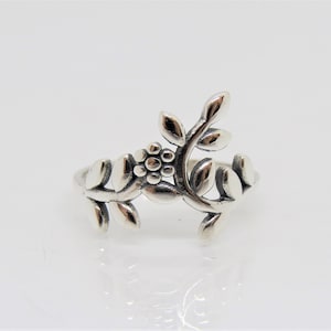 Vintage Sterling Silver Flower Leaves Ring Size 7