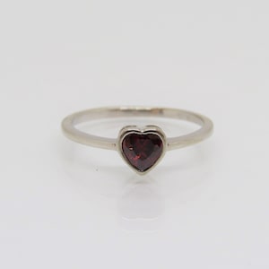 Sterling zilveren hart granaat ring maat 7