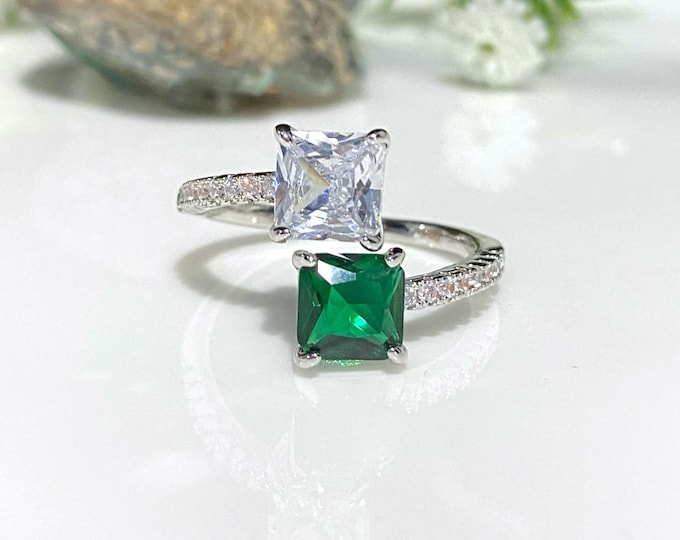 Vintage Sterling Silver Princess cut Emerald & White Topaz Ring Size 9.5