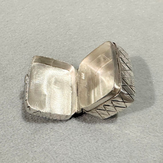 Vintage Sterling Silver Rectangular Edged Pill Box - image 5