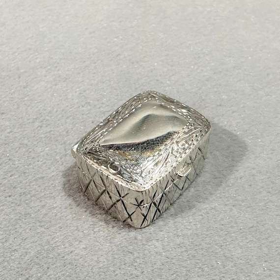 Vintage Sterling Silver Rectangular Edged Pill Box - image 9