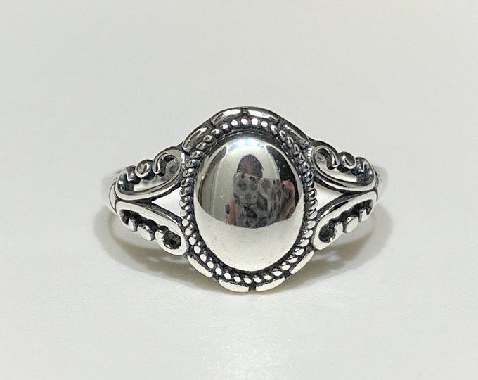 Vintage Sterling Silver Oval Filigree Ring.
