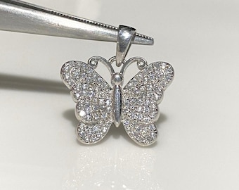 Colgante de mariposa con topacio blanco en plata de ley vintage.