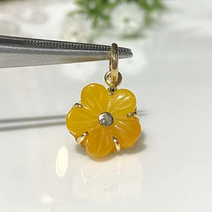 Vintage 14K Solid Gold Yellow Jadeite Jade Carved Flower Pendant.