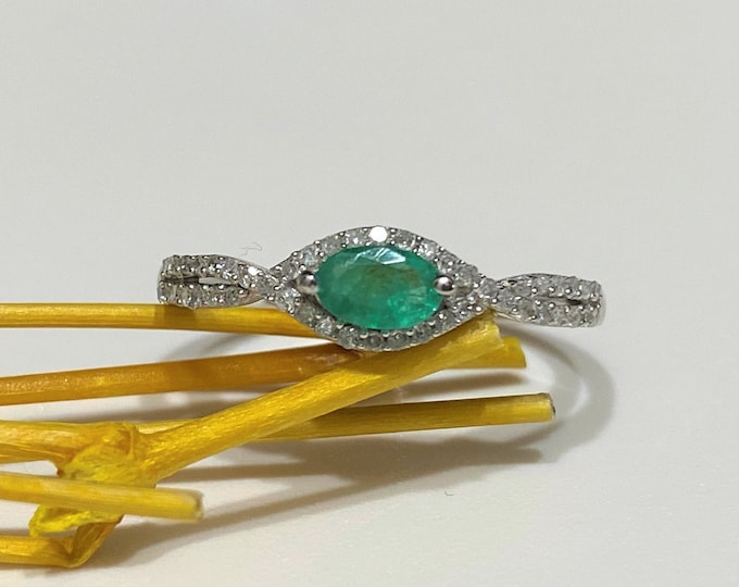 Vintage 14K Solid White Gold Natural Emerald & Diamond Thin Band Ring Size 7.25