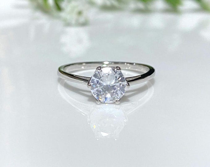 Vintage Sterling Silver White Topaz Solitaire Ring.