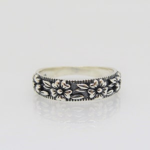 Sterling Silver Flower Band Ring Size 8