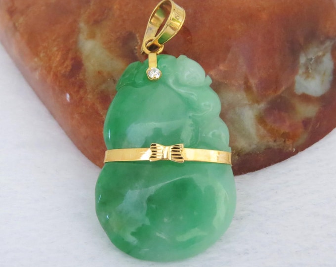 Vintage 18K Solid Yellow Gold Translucent Green, White Jadeite Jade Carved Ruyi Pendant