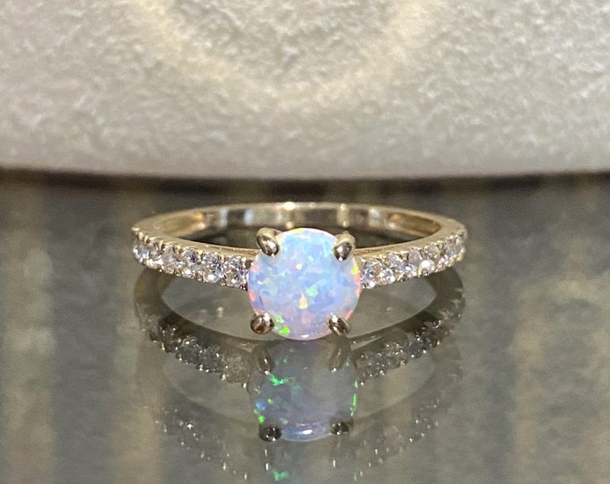 Vintage 14K Solid Yellow Gold White Opal & White Topaz Ring Size 7
