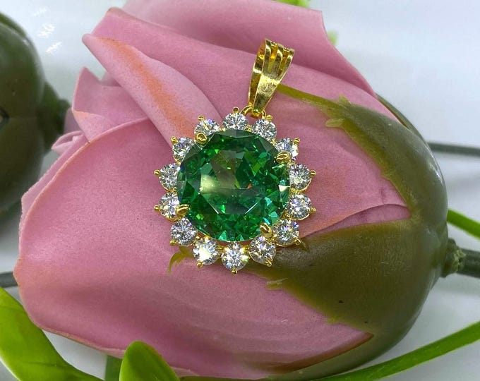 Vintage 15K 610 Solid Gold Round cut Emerald & White Topaz Pendant.