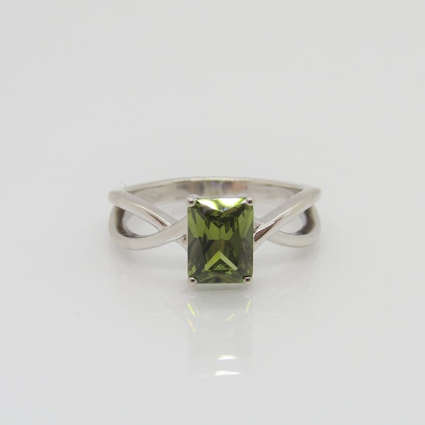 Vintage Sterling Silver Emerald Cut Green Peridot Twisted Celtic Ring Size 7