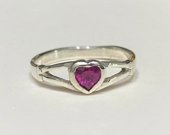 Anillo vintage de plata de ley con corazón de rubí, talla 5