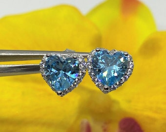 Orecchini in argento sterling con acquamarina taglio cuore e topazio bianco.