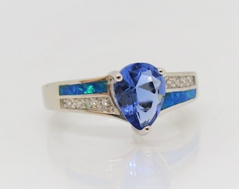 Anello in argento sterling con tanzanite, opale blu e topazio bianco.
