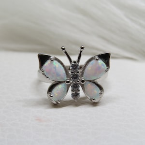 Anillo de mariposa con ópalo blanco en plata de ley vintage.