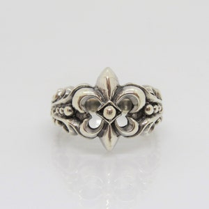 Anillo de flor de lis de plata de ley.
