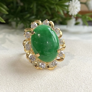 Vintage 18K Solid Yellow Gold Oval Green Jadeite Jade & White Topaz Ring Size 7.5