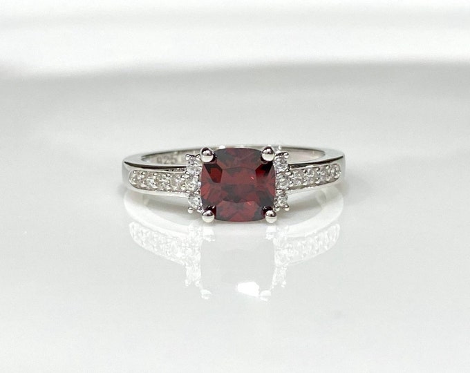 Vintage Sterling Silver Garnet & White Topaz Ring Size 8