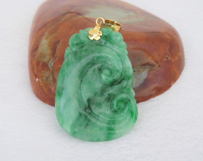 Vintage 18K Solid Yellow Gold Translucent Green, White Jadeite Jade Carved Ruyi Pendant