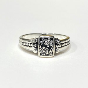 Sterling Silver Flowers Band Ring Size 7.
