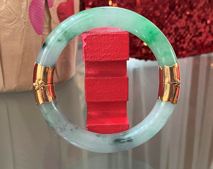 Vintage 18K Solid Yellow Gold Translucent Green, White Jadeite Jade Hinged Bangle Bracelet 58.5MM