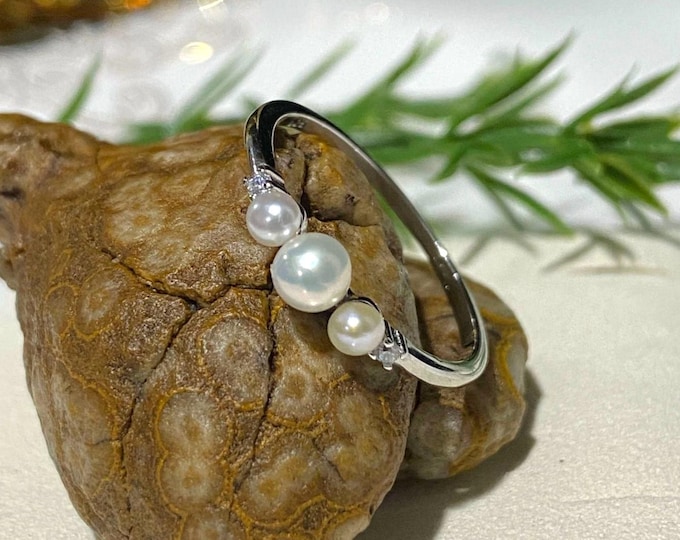 Vintage Sterling Silver White Pearl & White Topaz Tiny Band Ring.