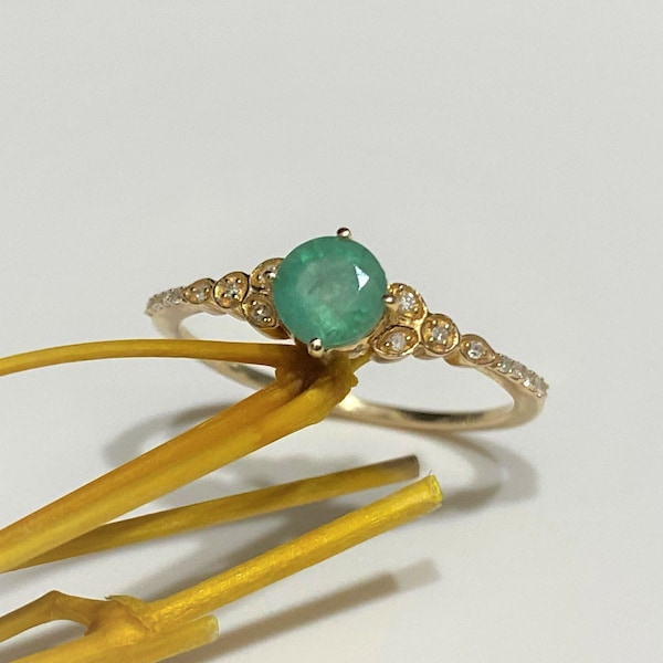 Vintage 14K Solid Yellow Gold Natural Emerald & Diamond Ring Size 7