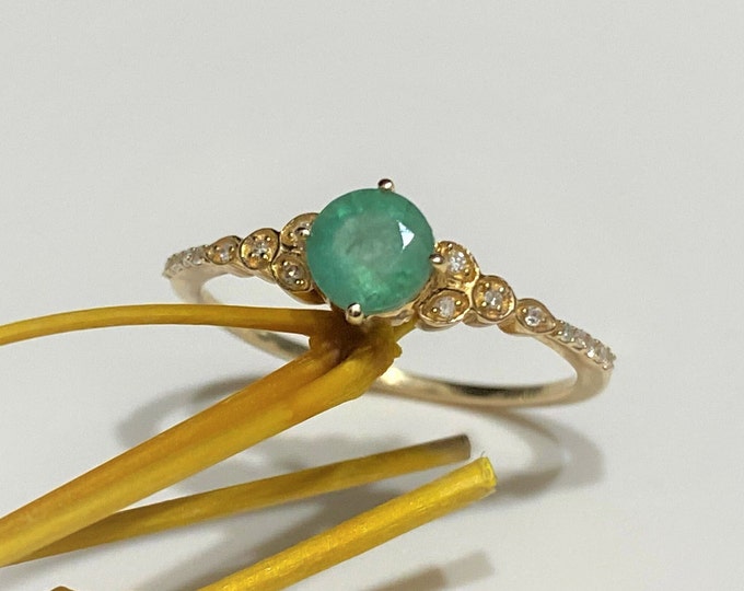 Vintage 14K Solid Yellow Gold Natural Emerald & Diamond Ring Size 7