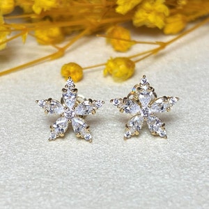 14K massief geelgouden oorbellen met witte saffierbloem.