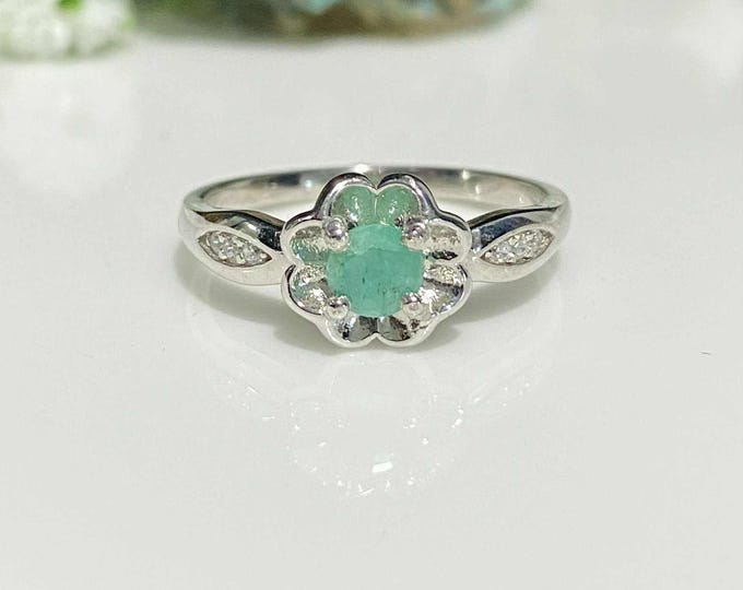 Vintage Sterling Silver Natural Round cut Emerald & White Topaz Ring Size 8.