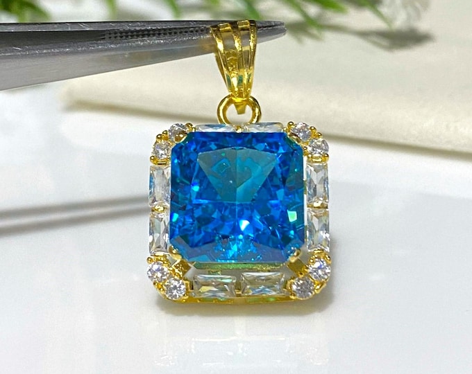 Vintage 15K 610 Solid Gold London Blue Topaz & White Topaz Pendant.