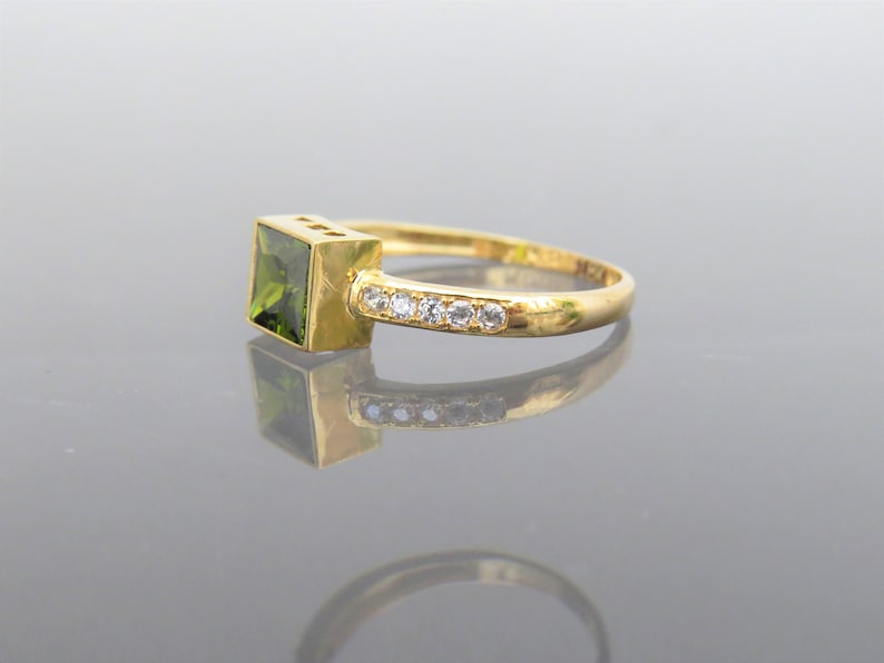 Vintage 18K Solid Yellow Gold Peridot /& White Topaz Ring Size 5.5