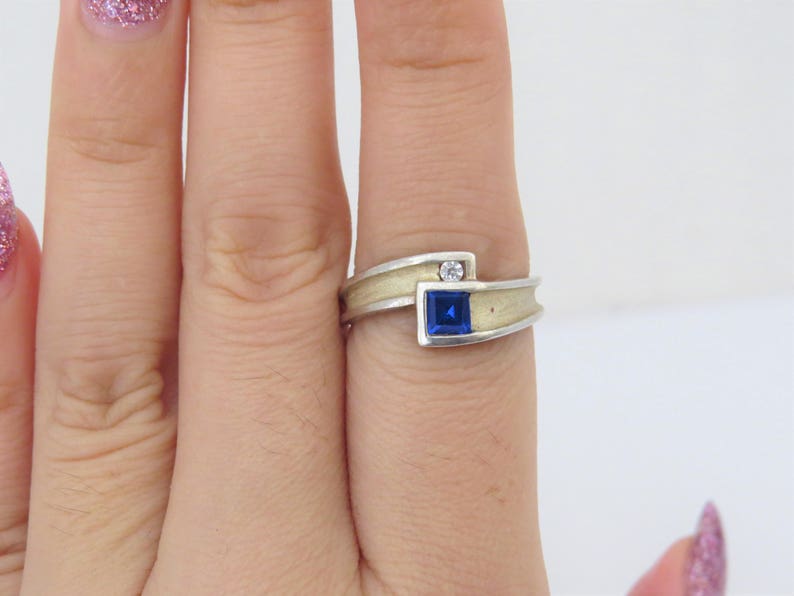 Vintage Sterling Silver Blue Sapphire /& White Topaz Ring Size 7